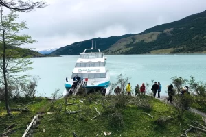 トド・グラシアレス氷河クルーズ