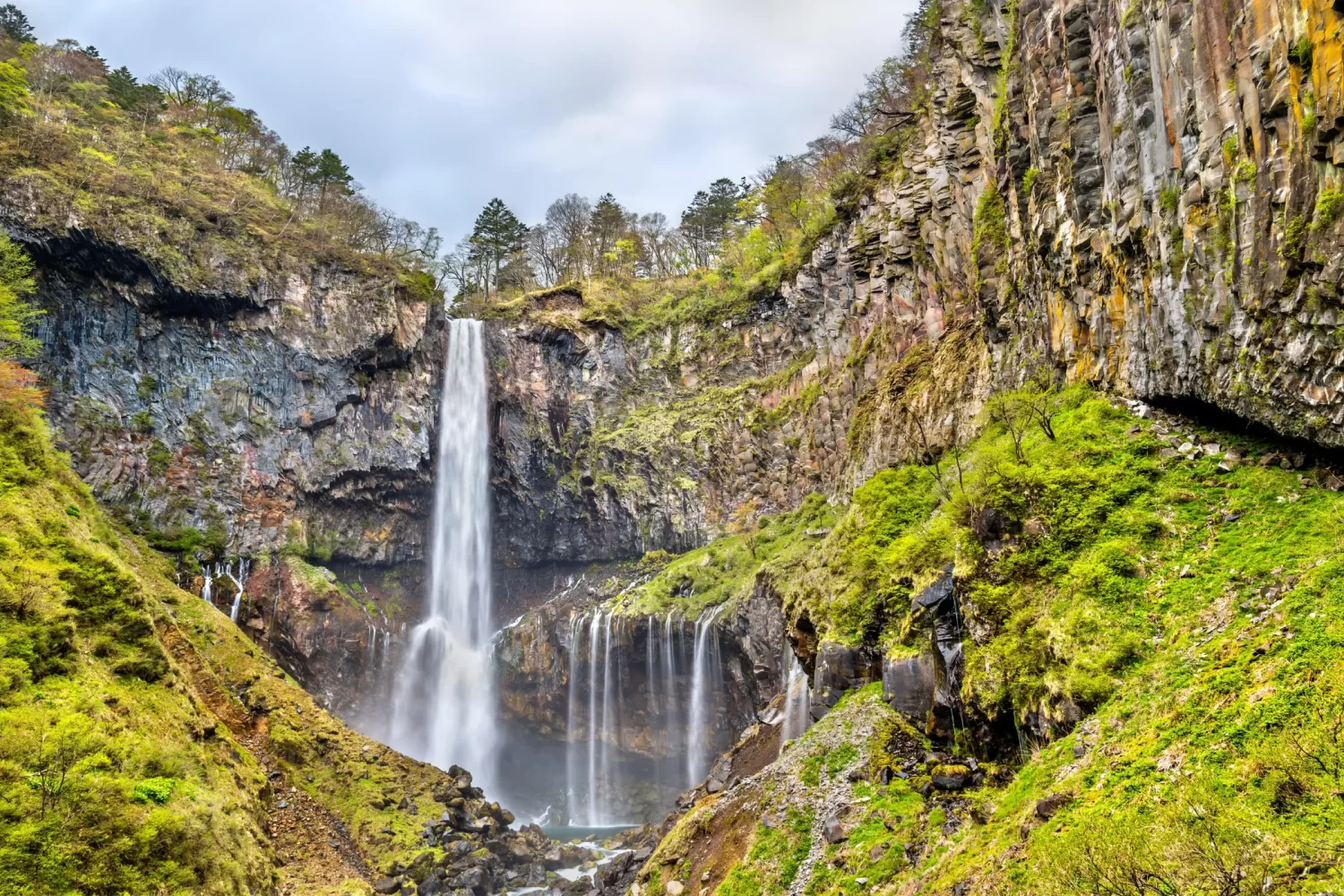 alt="Cachoeira de Kegon em Nikko durante excursão turística no Japão"